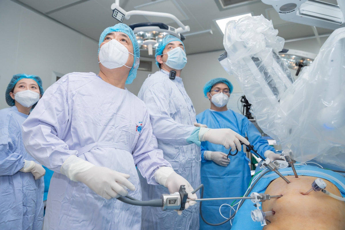 Bác sỹ điều khiển robot phẫu thuật ung thư cho bệnh nhân