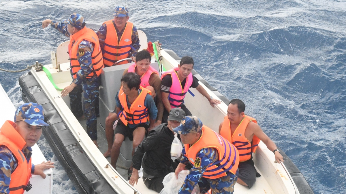Tàu 471 cứu thành công 5 ngư dân Bình Định gặp nạn trên vùng biển Trường Sa