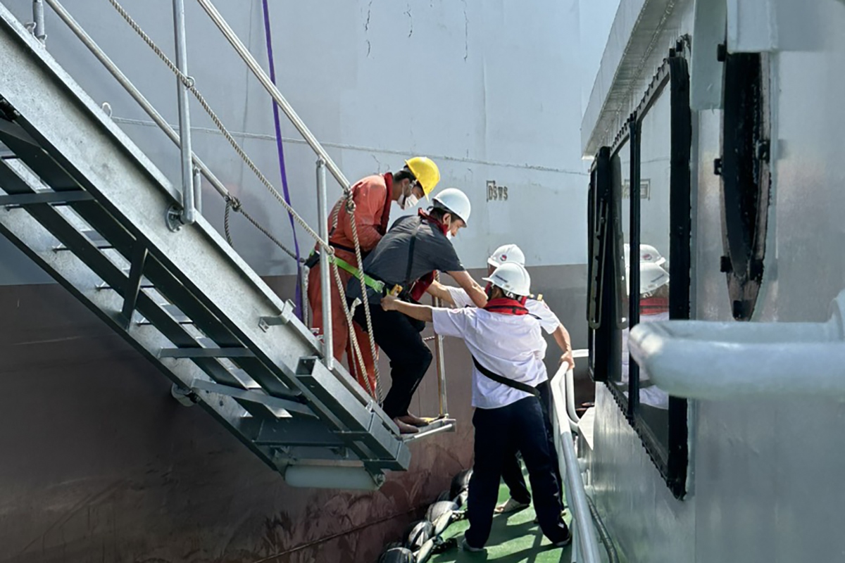 Kịp thời cứu nạn thuyền viên người nước ngoài đưa về bờ an toàn