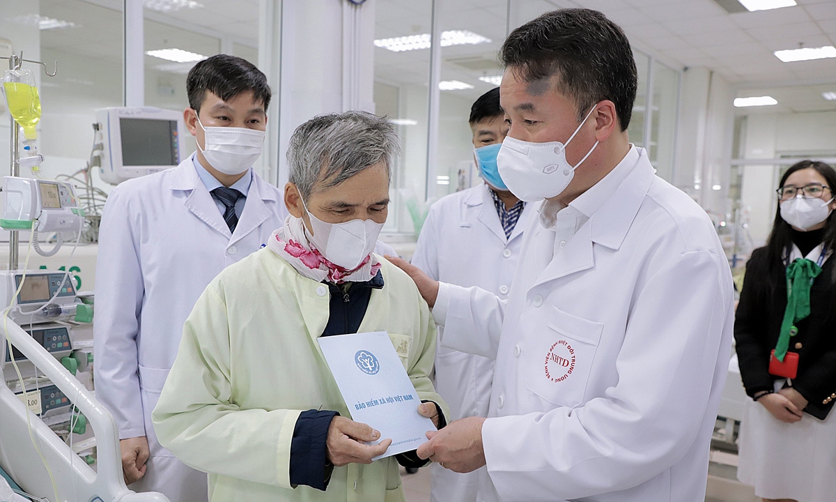 Lãnh đạo BHXH VN thăm, tặng quà các bệnh nhân có hoàn cảnh khó khăn ở Hà Nội