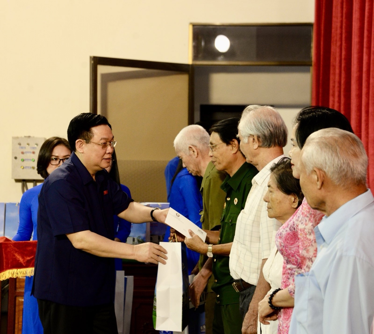 Chủ tịch Quốc hội thăm, tặng quà Tết Nguyên đán tại tỉnh Bạc Liêu
