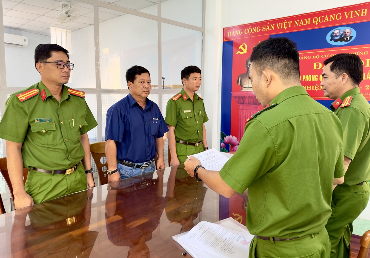 Bắt giam Trưởng phòng Quản lý đô thị thị xã Giá Rai, Bạc Liêu
