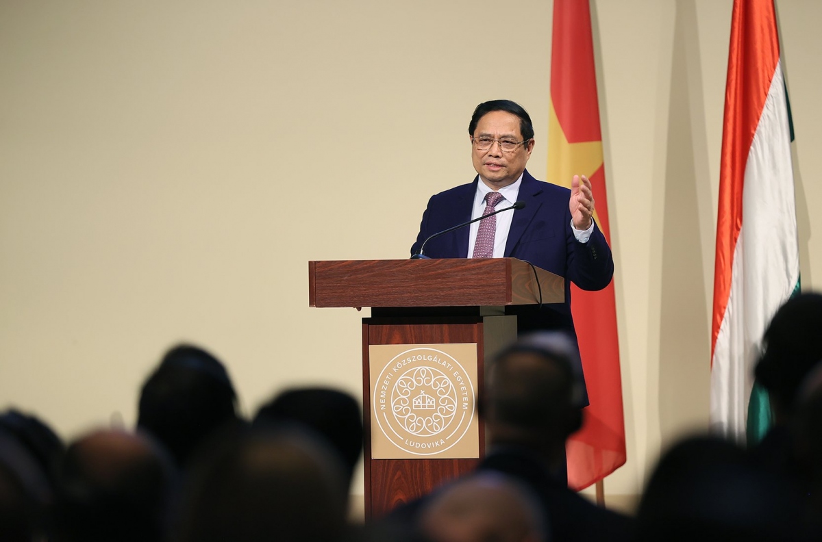 Thủ tướng Phạm Minh Chính phát biểu tại Đại học Hành chính công Quốc gia Hungary