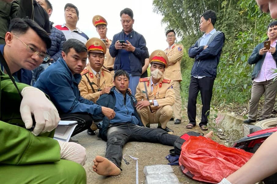 Công an Lai Châu bắt giữ đối tượng vận chuyển 10 bánh heroin