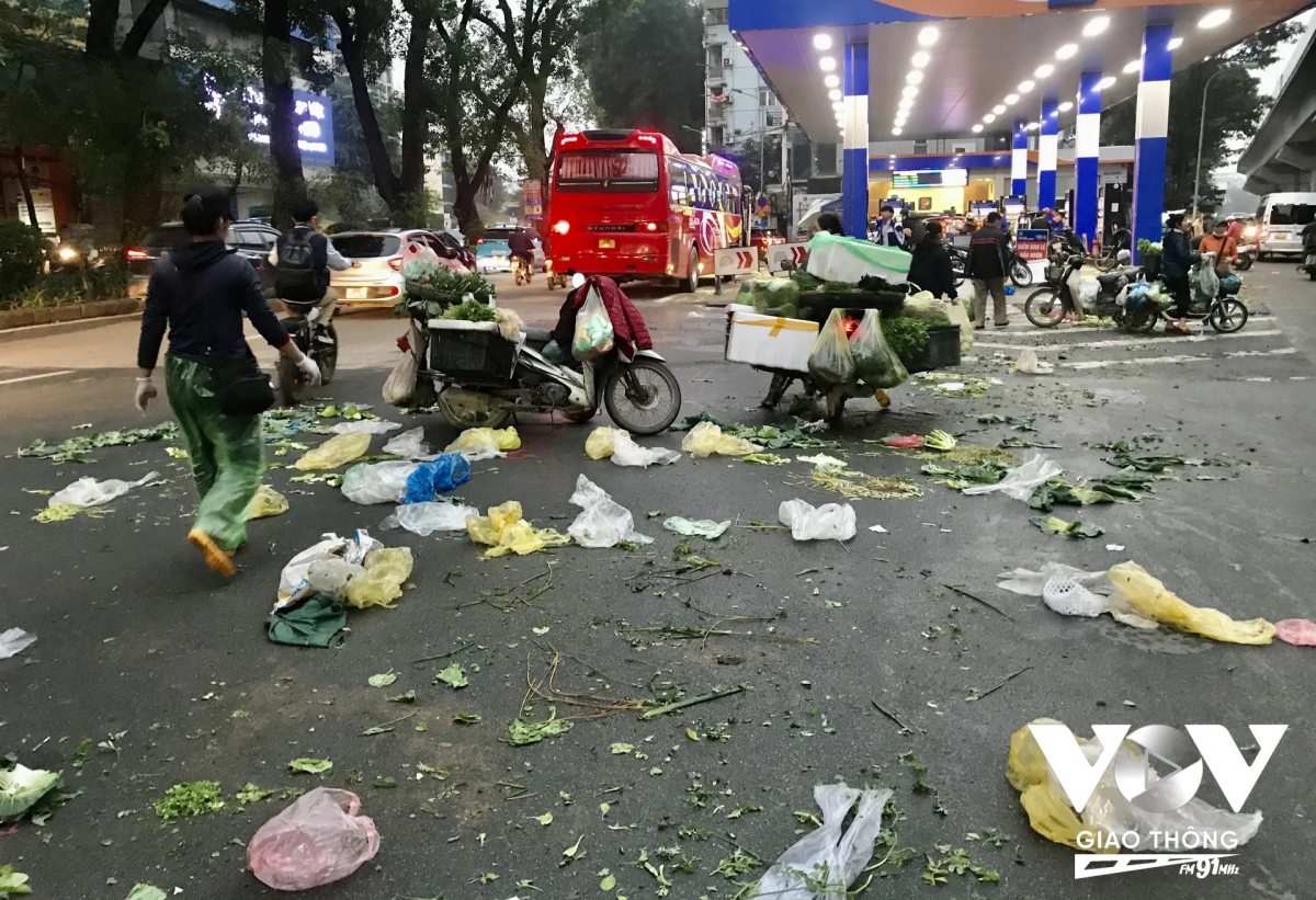 Ô nhiễm nước thải, rác nilon tại chợ cóc phố Cầu Mới (Hà Nội)