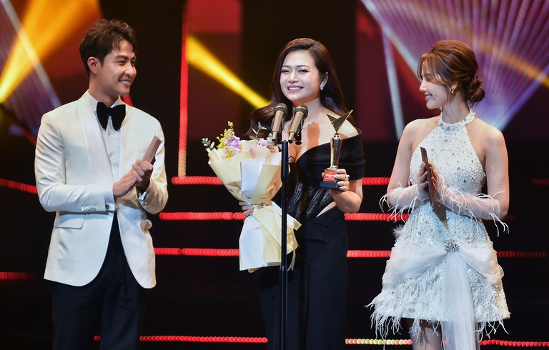 Kiều Anh khóc khi nhận giải Nữ diễn viên ấn tượng tại VTV Awards