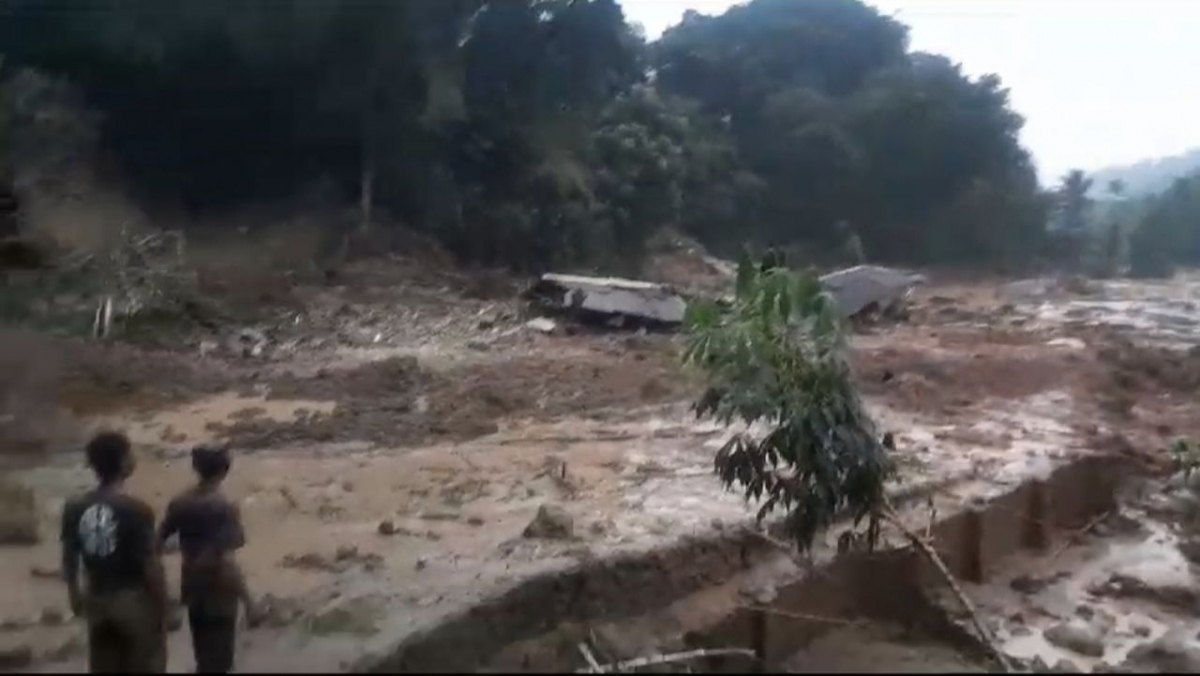 Hàng nghìn người Indonesia sơ tán vì lũ lụt, lở đất nghiêm trọng