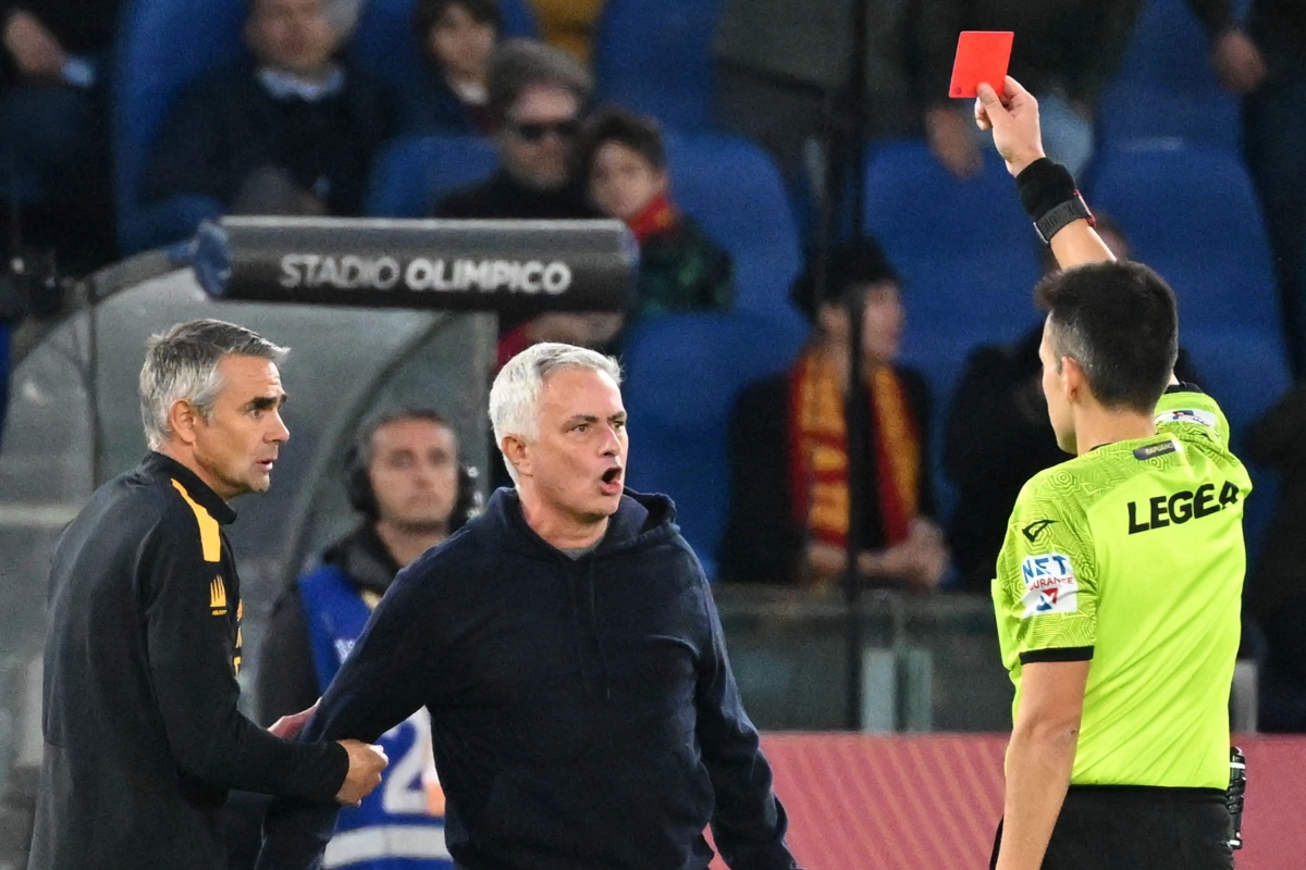 Mourinho nhận thẻ đỏ ngay trận đầu tiên trong năm 2024