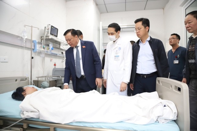 Bí thư Thành ủy Hà Nội Đinh Tiến Dũng thăm nạn nhân vụ cháy tại phố Hàng Lược