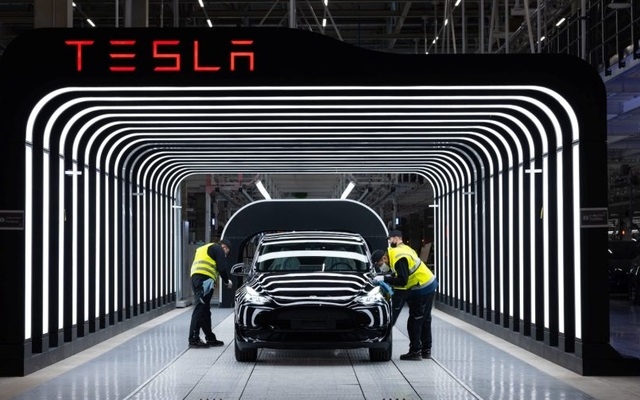 Tesla ngừng sản xuất ô tô trong hai tuần tại Đức do sự gián đoạn ở Biển Đỏ
