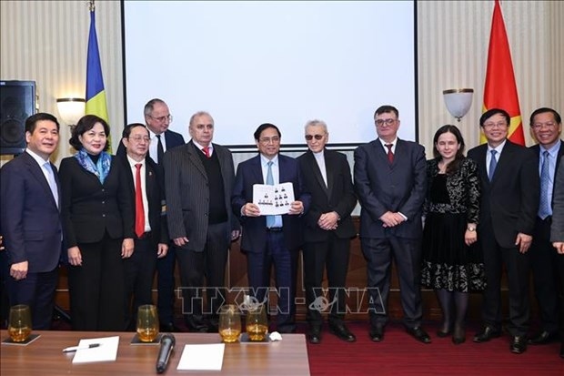 Prime Minister receives representatives of Romanian friendship organisations with VN
