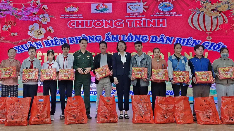 “Xuân Biên phòng ấm lòng dân biên giới” trao quà Tết tặng người nghèo ở Đà Nẵng
