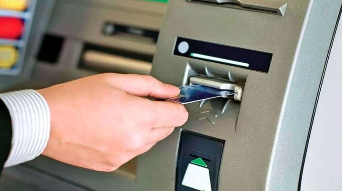 Cách tiết kiệm phí rút tiền tại ATM