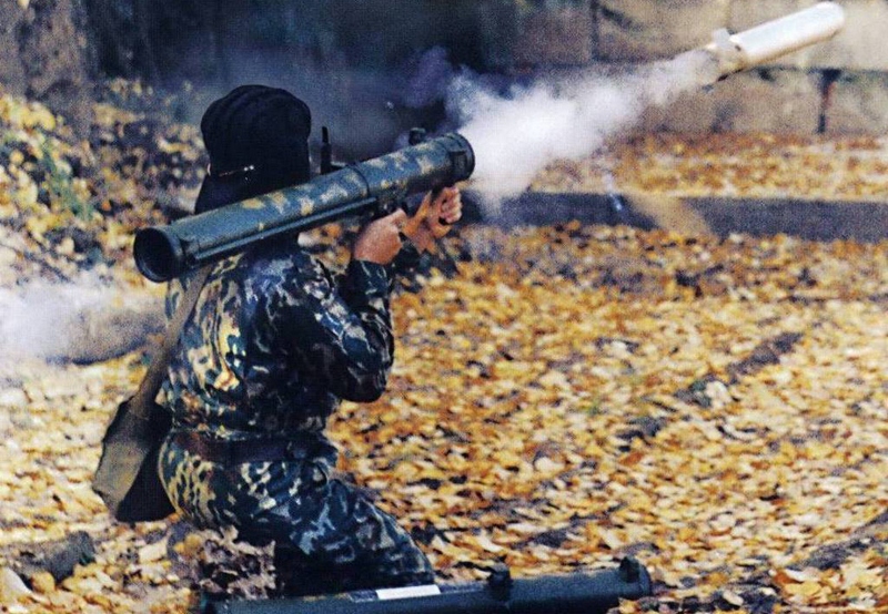 Cận cảnh lính Nga thể hiện kỹ năng khai hỏa súng phóng lựu công phá mục tiêu