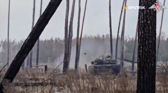 Cận cảnh quá trình xe tăng T-80BVM của Nga khai hỏa trong chiến dịch ở Ukraine