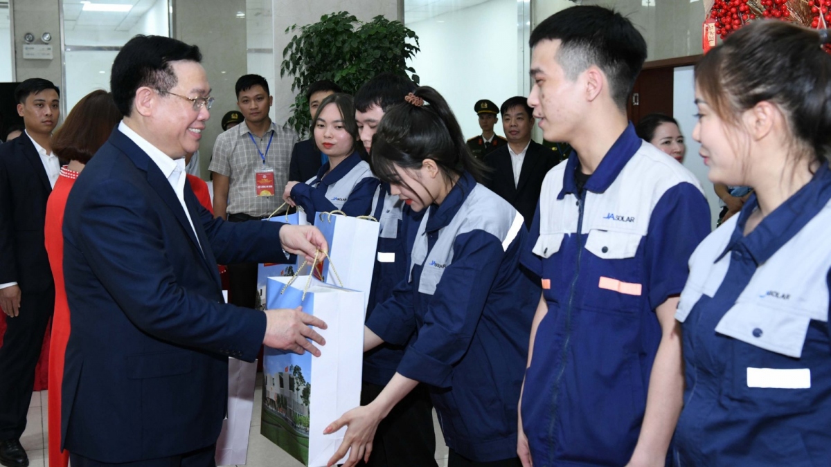 Chủ tịch Quốc hội Vương Đình Huệ thăm, tặng quà công nhân tại Bắc Giang