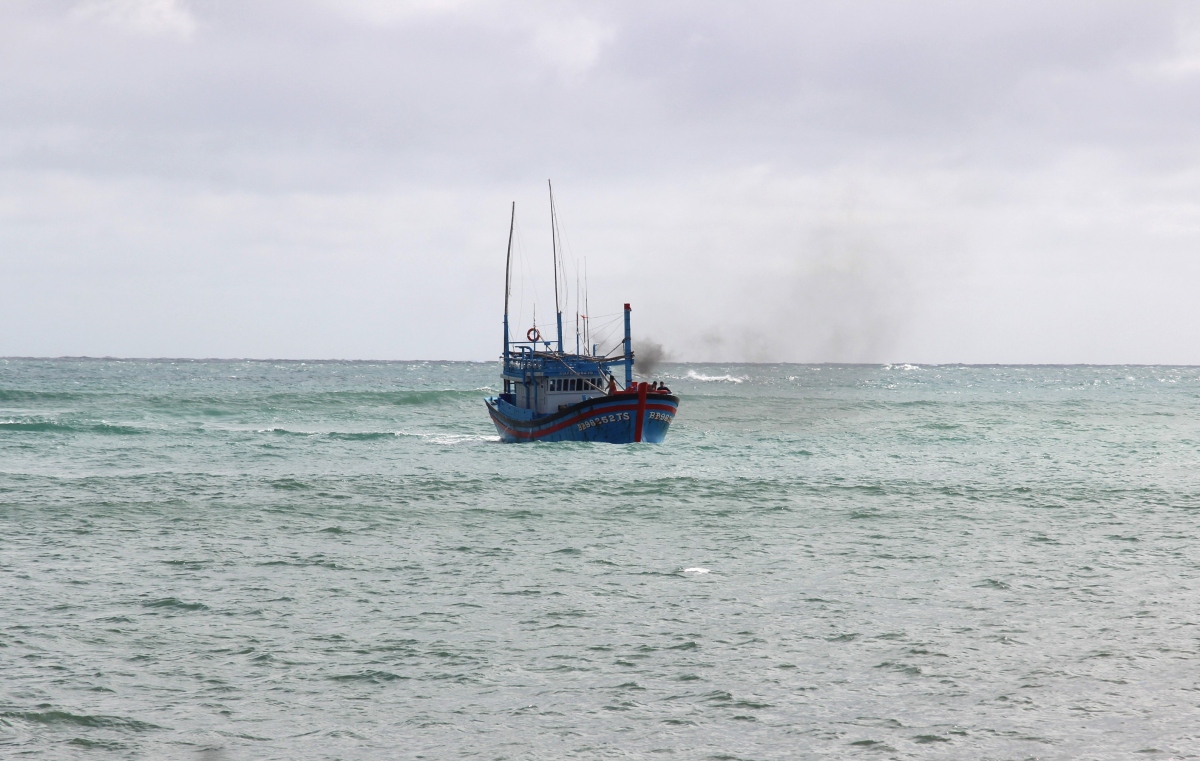 Tàu cá của ngư dân Bình Định bị chìm trên biển, 5 ngư dân thoát nạn