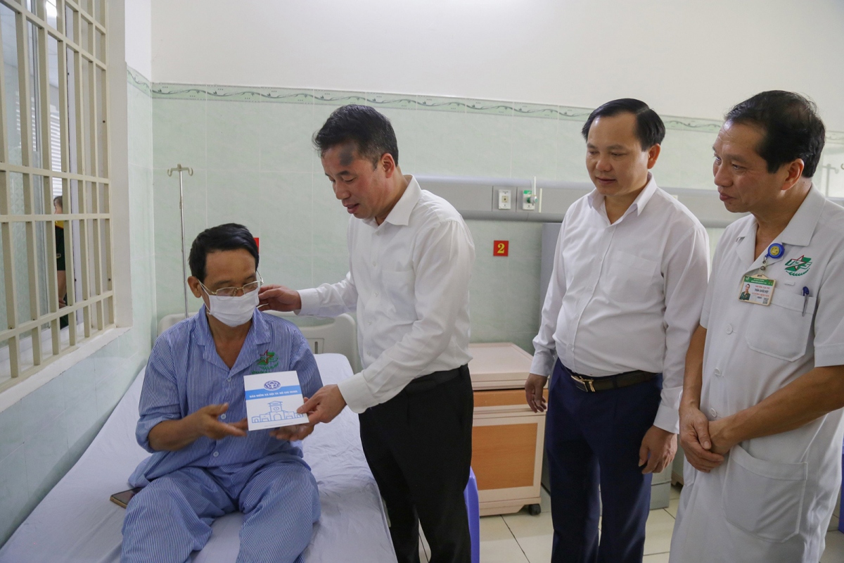 Tặng sổ BHXH, thẻ BHYT và quà cho bệnh nhân nghèo ở TPHCM, Bà Rịa - Vũng Tàu