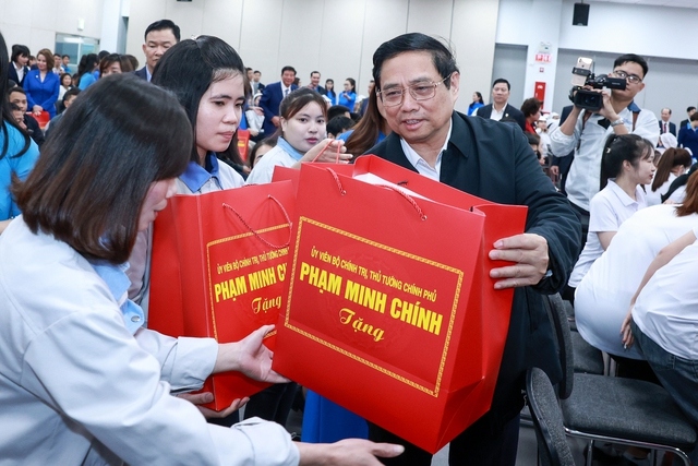 Thủ tướng tặng quà động viên công nhân, người lao động ở Hải Dương