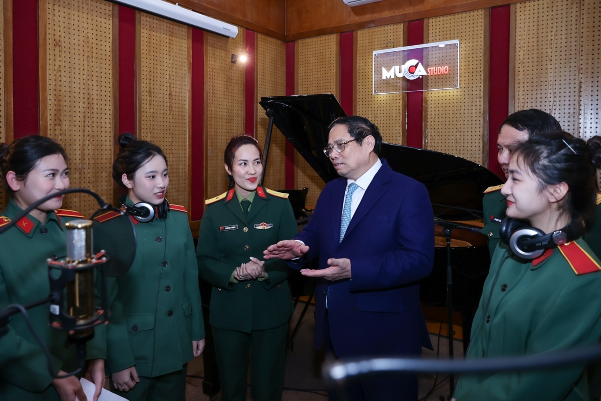 Thủ tướng thăm, chúc Tết trường Đại học Văn hoá Nghệ thuật Quân đội