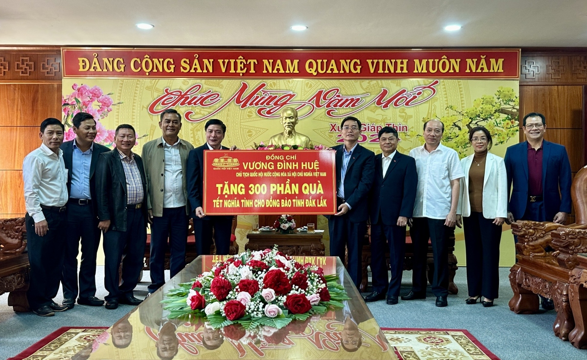 Chủ tịch Quốc hội Vương Đình Huệ tặng 300 suất quà Tết cho người dân Đắk Lắk