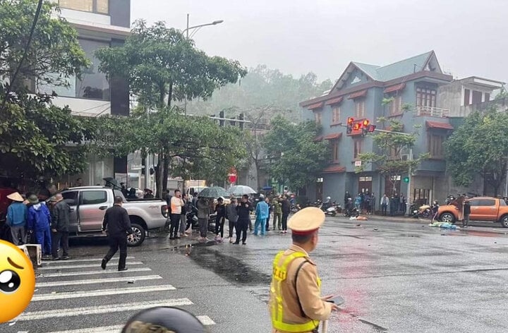 Tạm giữ tài xế xe bán tải tông liên hoàn làm 3 người chết ở Quảng Ninh