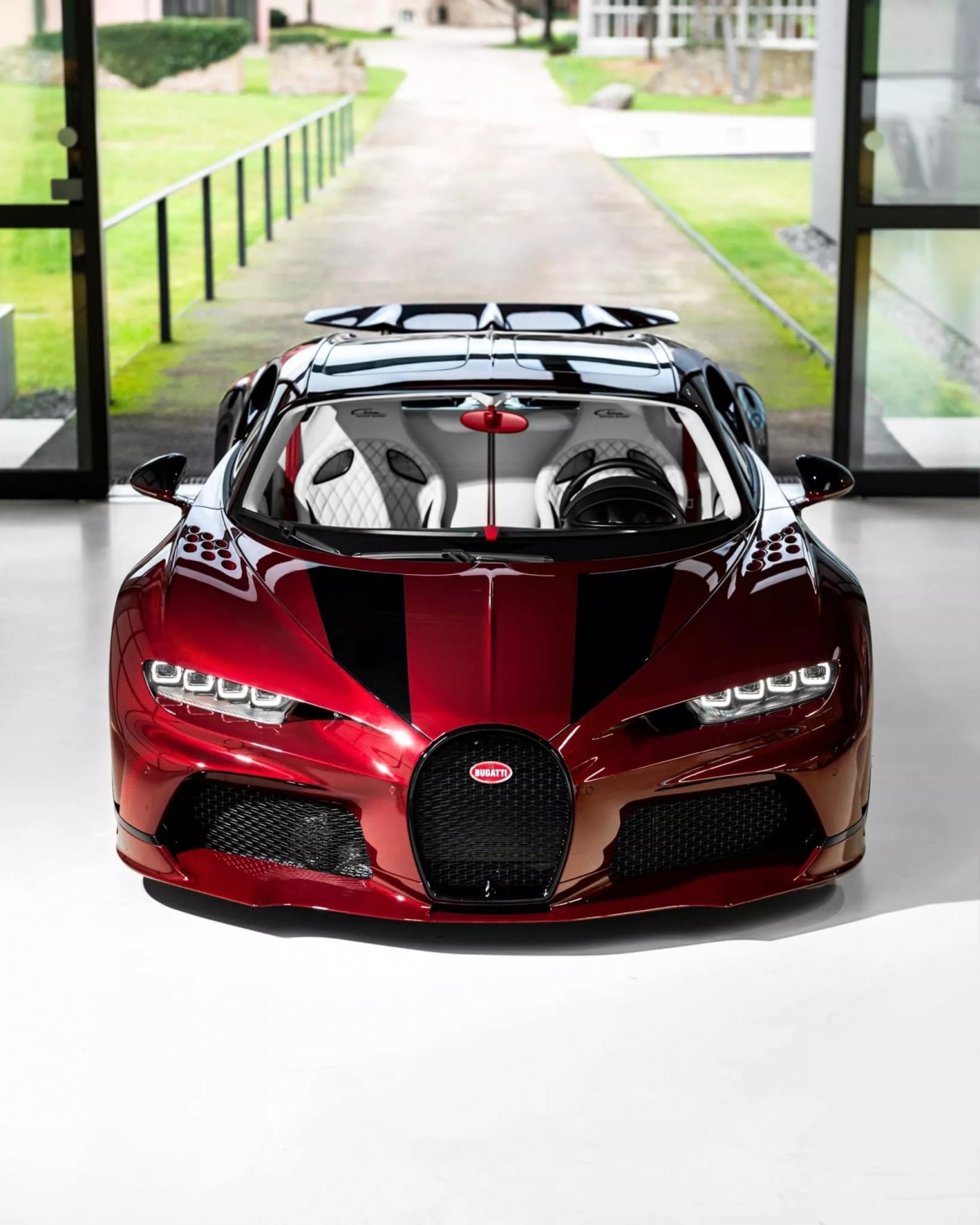 Chiêm ngưỡng Bugatti Chiron Super Sport màu đỏ carbon mừng năm Giáp Thìn