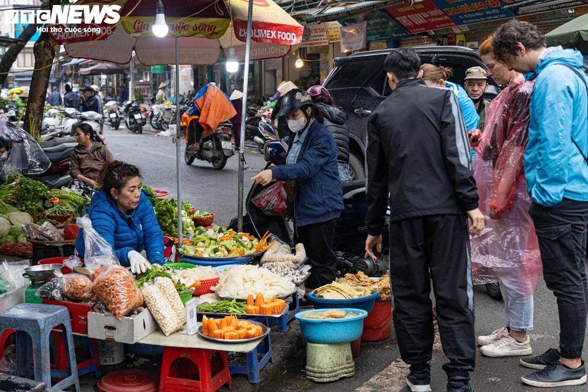 Hanoi’s market bustling for first full moon festival