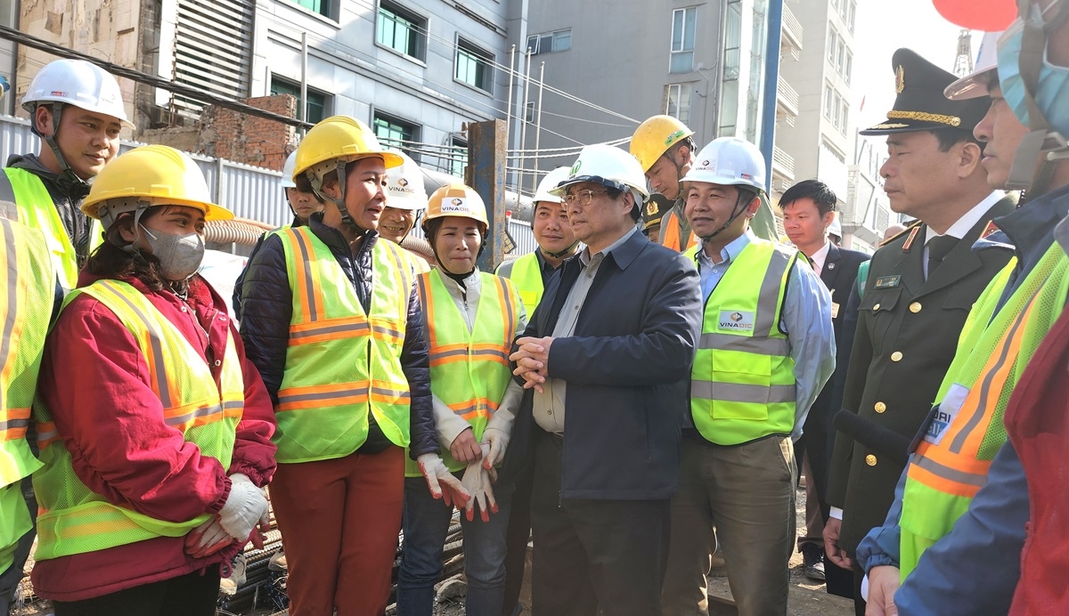 Thủ tướng thăm và chúc Tết cán bộ, công nhân tại Hà Nội