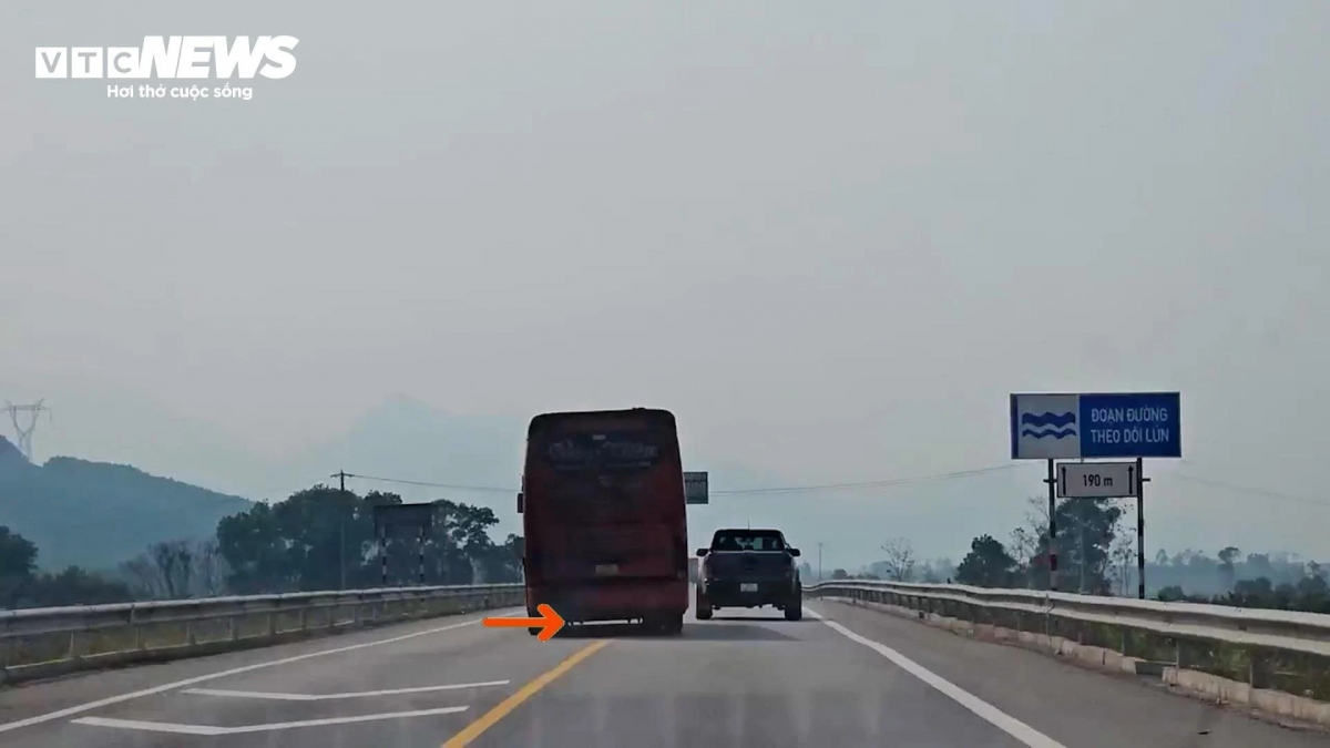 Ô tô vẫn "đùa giỡn" với tử thần trên cao tốc Cam Lộ-La Sơn sau tai nạn thảm khốc