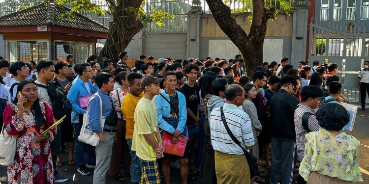 Thanh niên Myanmar ồ ạt xin thị thực sang Thái Lan để tránh nghĩa vụ quân sự