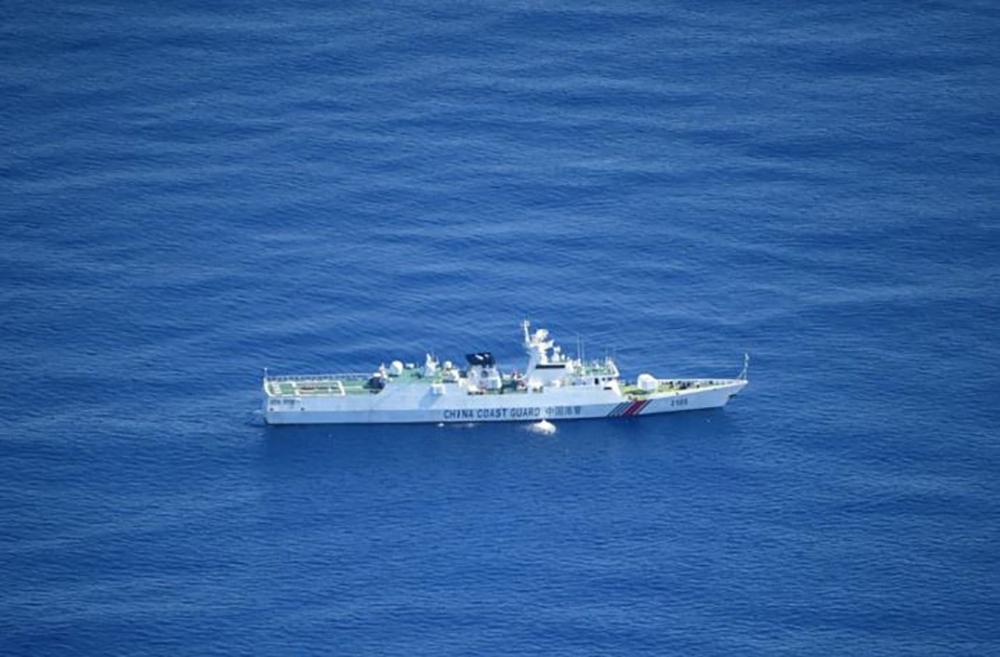 Trung Quốc "xua đuổi" tàu Philippines khỏi bãi cạn Scarborough