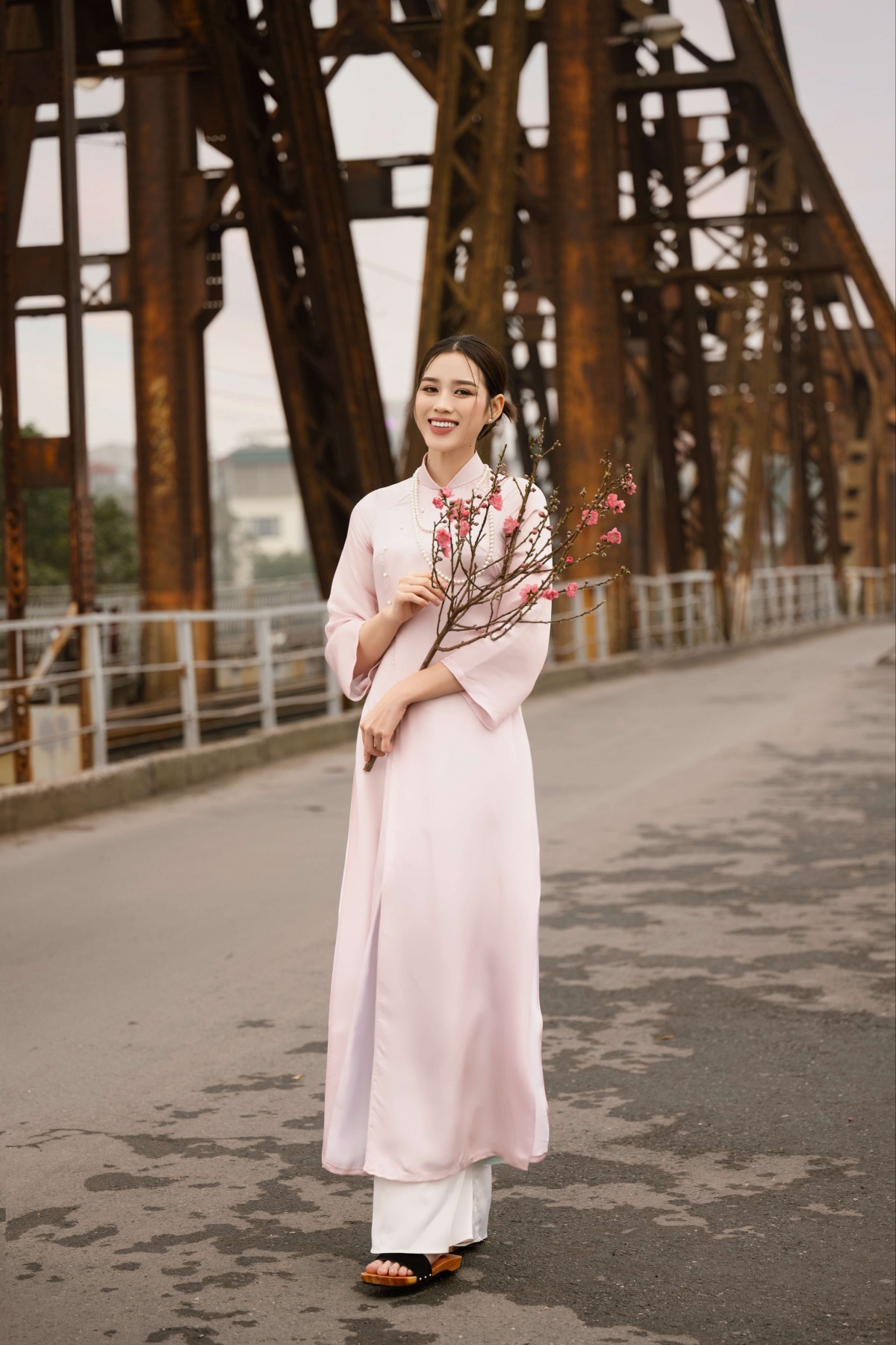 Hoa hậu Đỗ Hà xinh đẹp trong tà áo dài dạo phố xuân Hà Thành