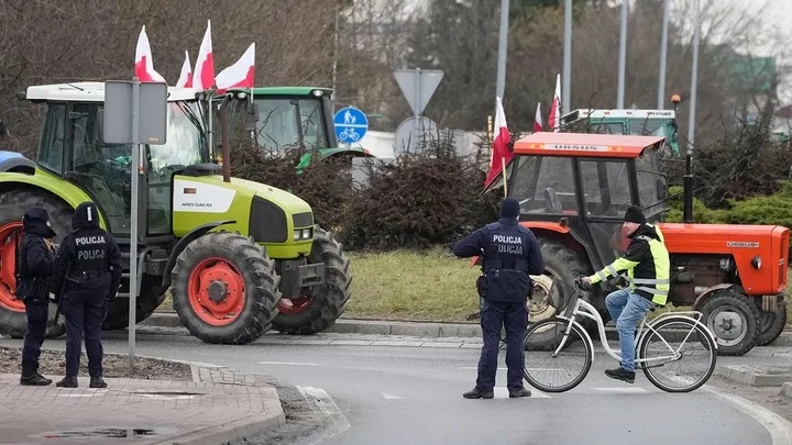 Hàng trăm con đường biên giới với Ukraine bị nông dân Ba Lan phong tỏa