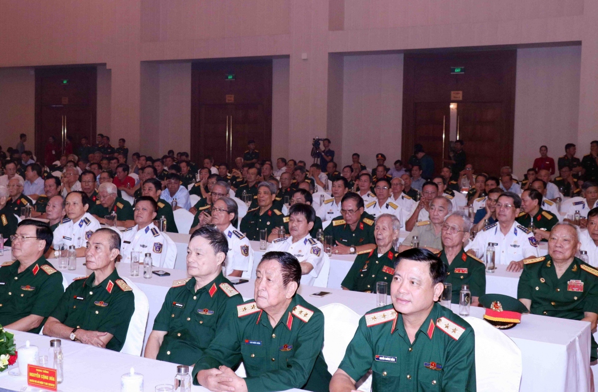 Hơn 800 đại biểu cán bộ cao cấp quân đội nghỉ hưu, nghỉ công tác gặp gỡ đầu Xuân