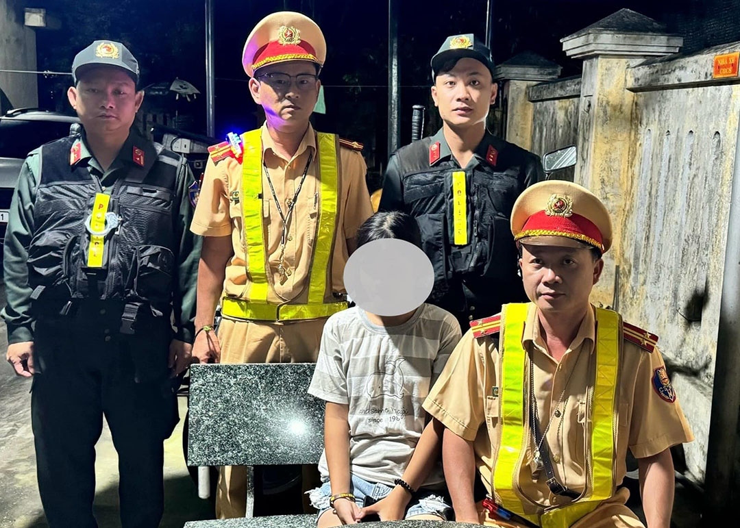 Cảnh sát giao thông Quảng Ngãi giải cứu bé gái nghi bị người lạ dụ dỗ