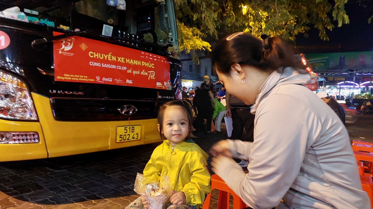 Khởi hành "chuyến xe hạnh phúc" đưa miễn phí 900 người dân về quê đón Tết