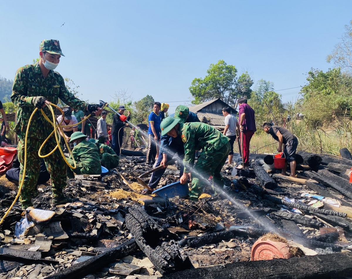 Nhà dân ở Điện Biên cháy giữa trưa, 1 người bị thương