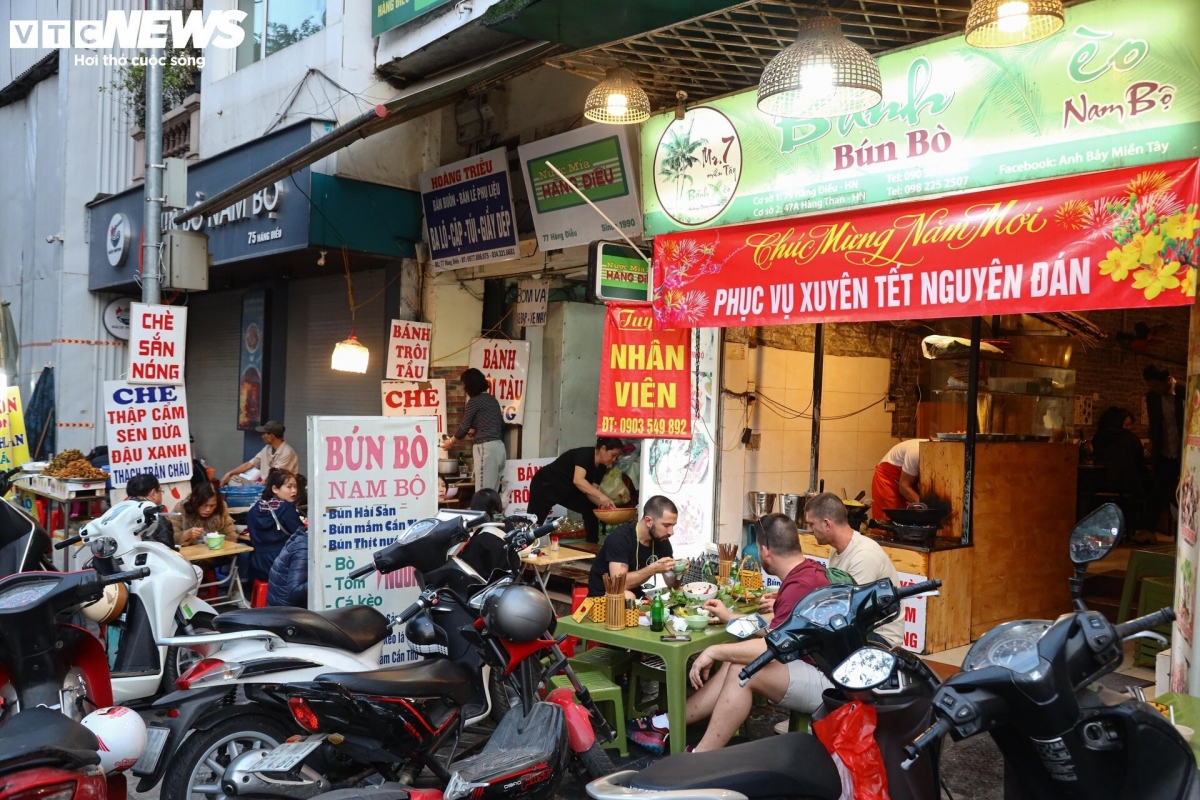 Hàng quán ở Hà Nội đông khách, giá cả không tăng trong dịp Tết