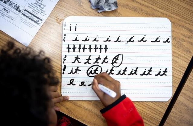 Rời xa máy tính, học sinh Mỹ quay trở lại luyện chữ viết tay