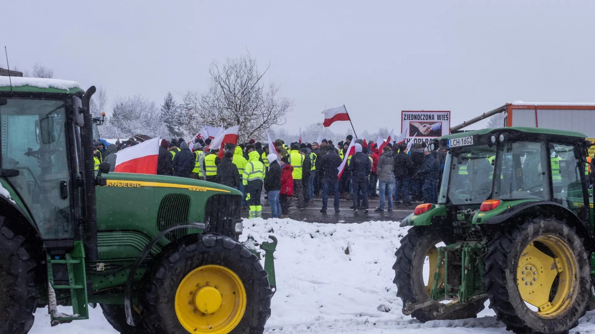 Nông dân Ba Lan chặn trạm kiểm soát cuối cùng với Ukraine