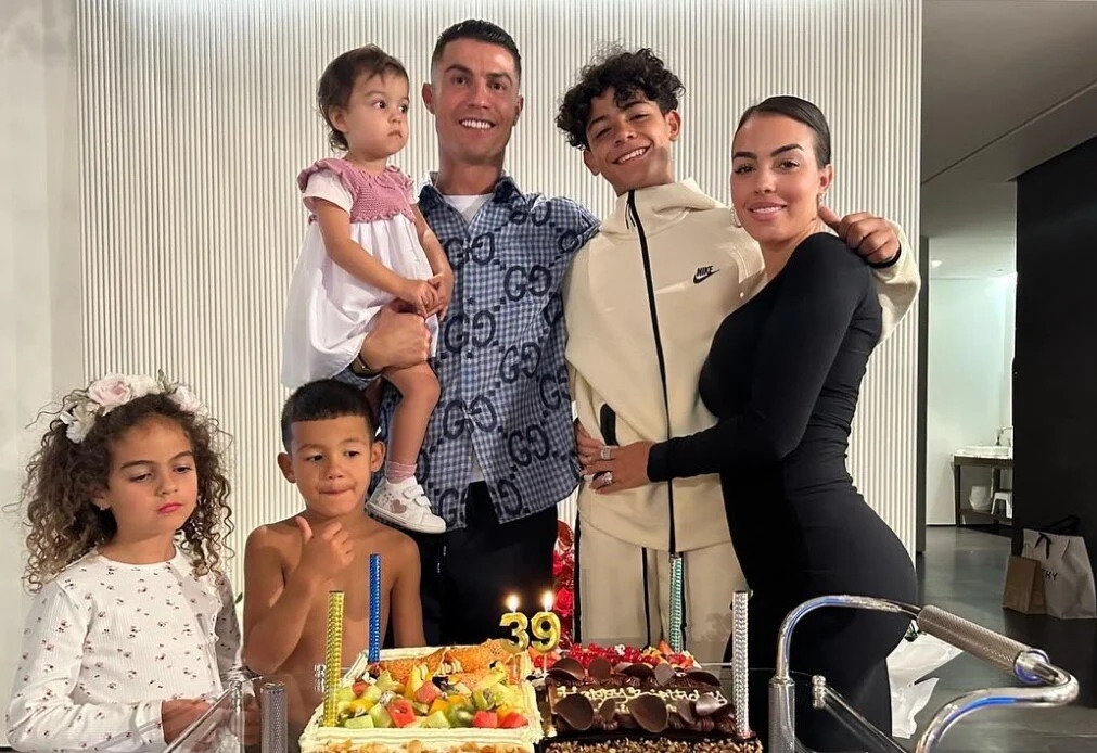 Chiều cao ấn tượng của con trai Ronaldo 13 tuổi khiến dân mạng ngỡ ngàng