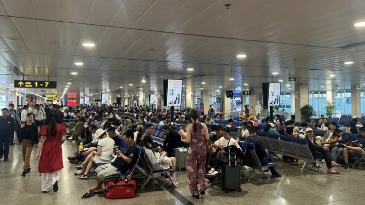 Khách nhộn nhịp đổ về sân bay Tân Sơn Nhất