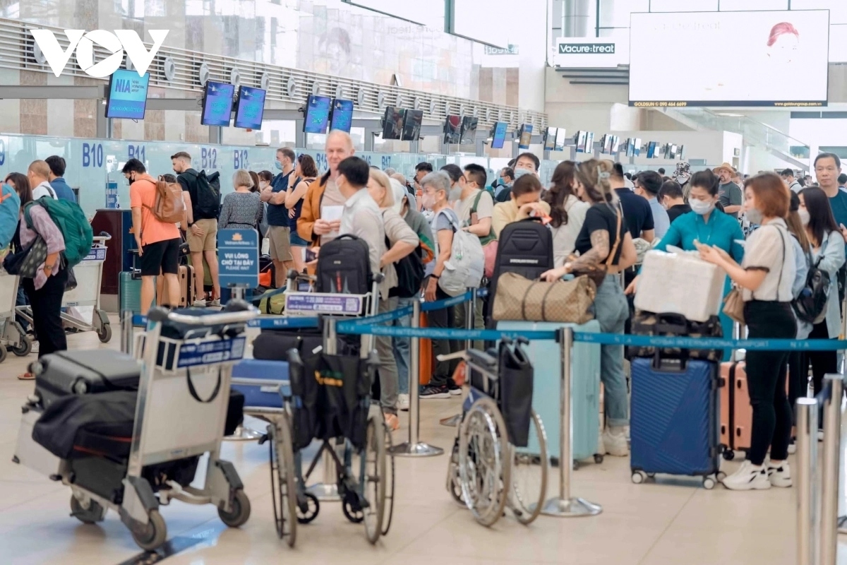 Sân bay Nội Bài, Tân Sơn Nhất đón hơn 100.000 lượt khách mỗi ngày trong dịp cao điểm