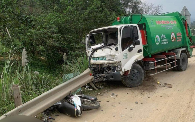 4 người trên xe máy tử vong sau va chạm trên cao tốc Nội Bài - Lào Cai