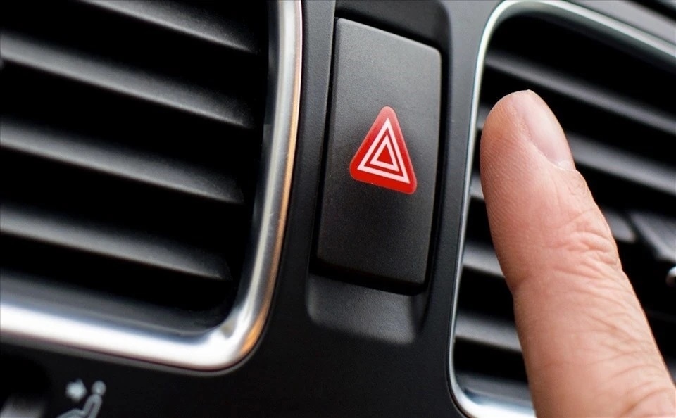 Khi nào nên bật đèn cảnh báo nguy hiểm trên xe?