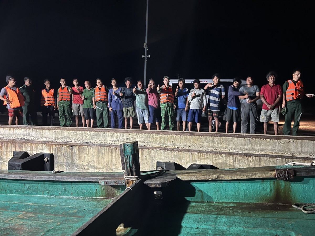 Giải cứu 12 thuyền viên nước ngoài bị nạn trên biển