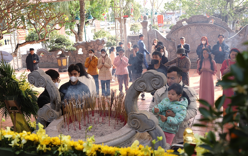 Hàng trăm du khách tham quan Đền thờ Trạng Trình Nguyễn Bỉnh Khiêm trong dịp Tết