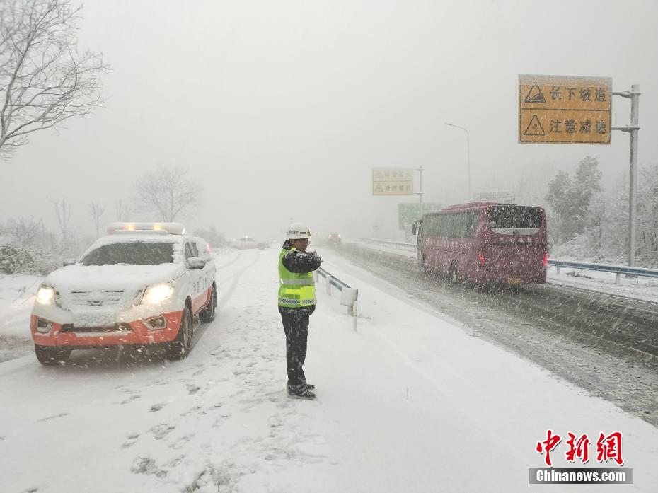 Trung Quốc lần đầu tiên ban bố cảnh báo đóng băng màu cam sau 14 năm