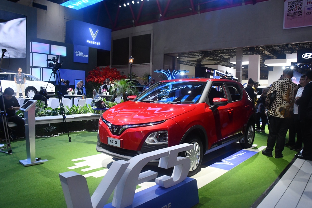 Tổng thống Indonesia ký lưu niệm xe VinFast trong ngày ra mắt chính thức